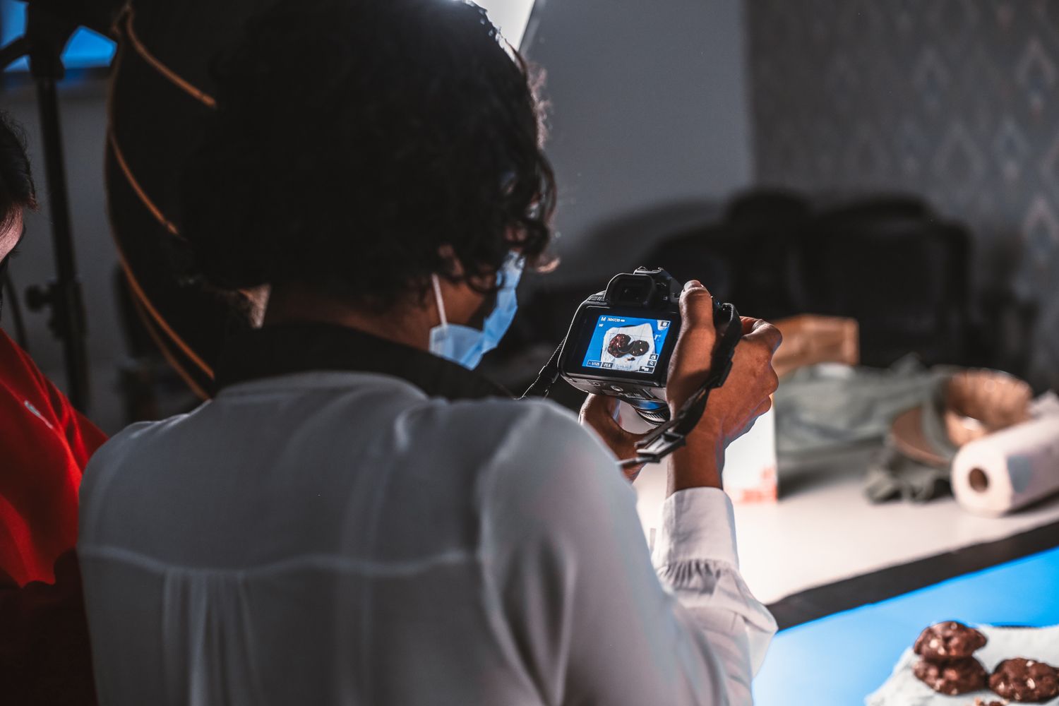 Photographe contrôlant une prise de vue culinaire en studio