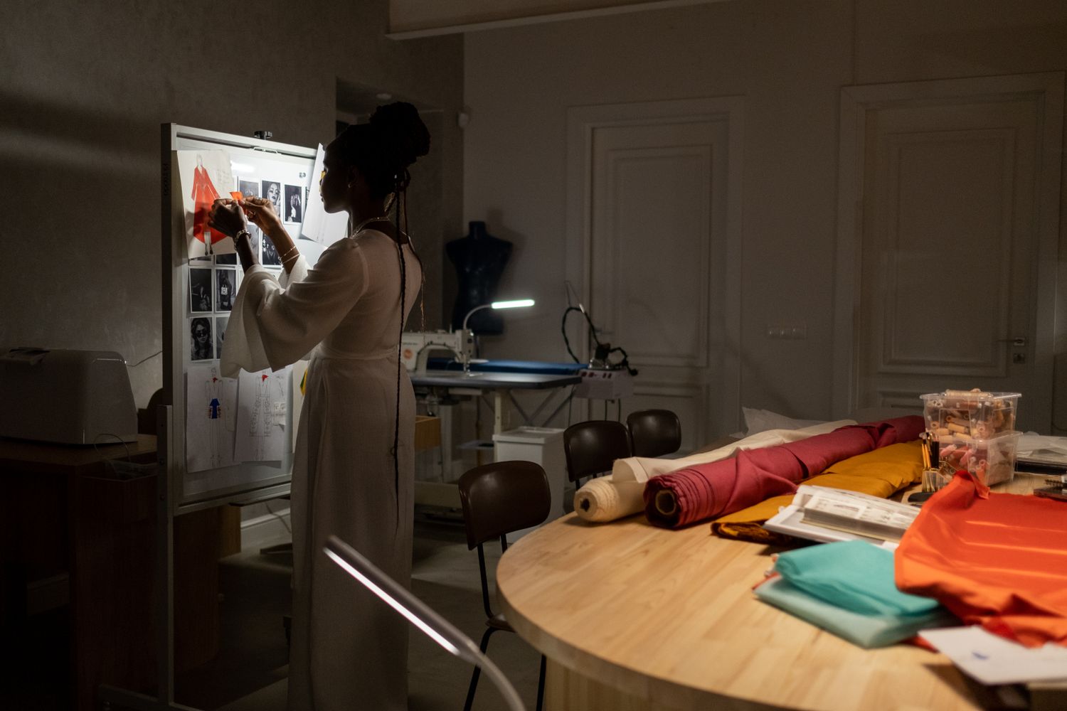 Designer construisant un moodboard dans un atelier créatif